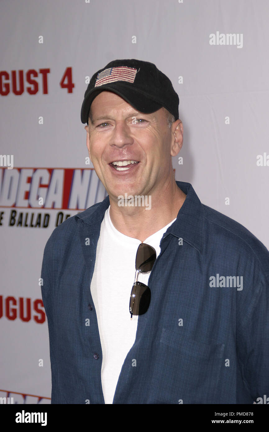 Talladega Nights: La leggenda di Ricky Bobby (Premiere) Bruce Willis 07-26-2006 / Mann's Grauman Chinese Theatre / Hollywood, CA / Columbia Pictures / Foto di Giuseppe Martinez - Tutti i diritti riservati Riferimento File # 22794_0057PLX per solo uso editoriale - Foto Stock