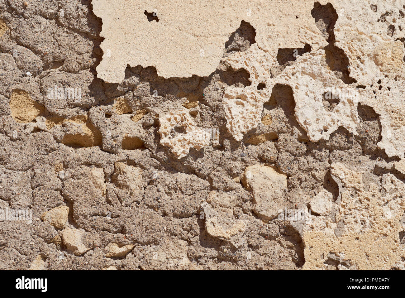 Il vecchio muro di sbriciolamento con gesso cade, in Italia Foto Stock