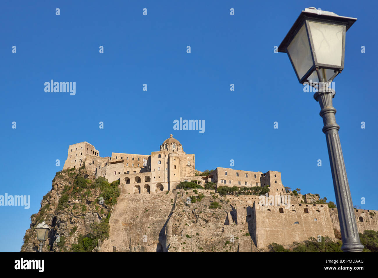 Medievale Castello Aragonese ("Castello Aragonese") torreggianti alto su una roccia sopra l'oceano, con strada lampada - Ischia Ponte, la baia di Napoli, Italia Foto Stock