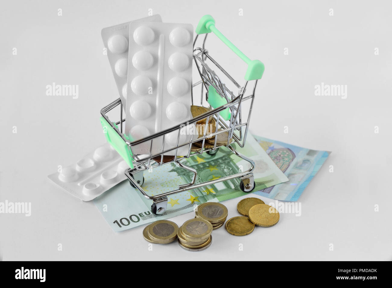 Carrello con pillole medicinali sul denaro - Pharmaceutical cost concept Foto Stock