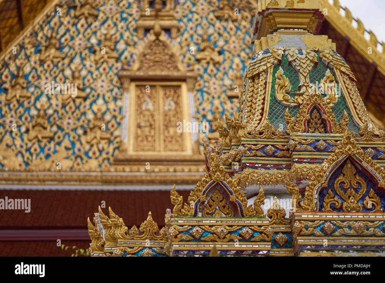 Primo piano di una moltitudine di decorato tempio thailandese - vicino a Wat Arun, Bangkok, Thailandia Foto Stock