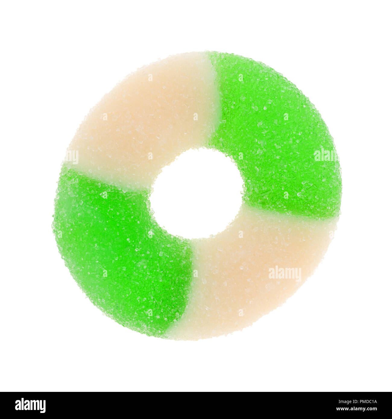 Vista dall'alto di un singolo verde e bianco aromatizzato apple candy anello isolato su uno sfondo bianco. Foto Stock