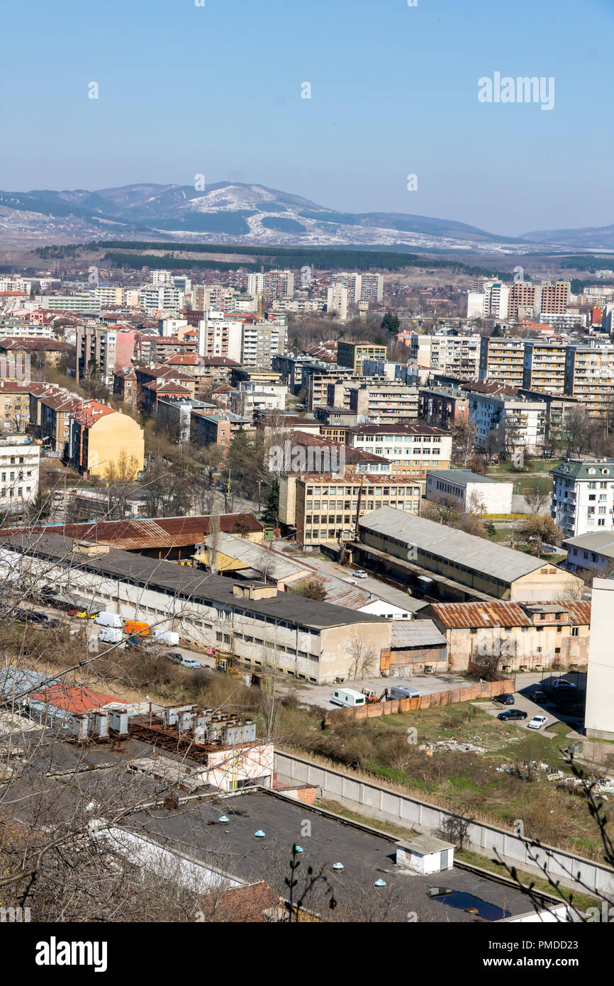 PERNIK, Bulgaria - 12 Marzo 2014: vista panoramica della città di Pernik, Bulgaria Foto Stock