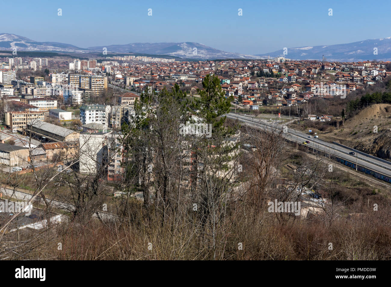 PERNIK, Bulgaria - 12 Marzo 2014: vista panoramica della città di Pernik, Bulgaria Foto Stock