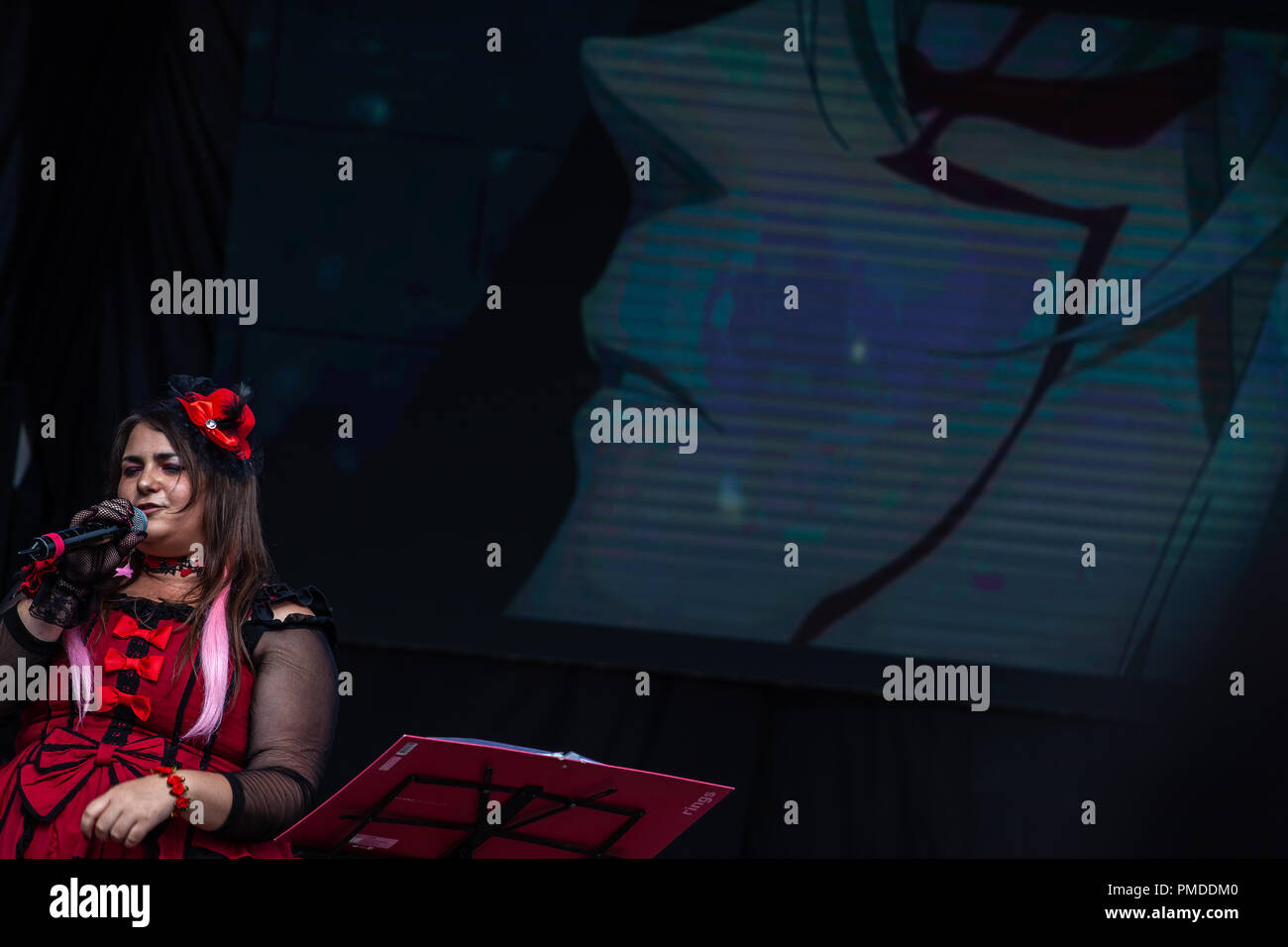 Sara Fadda esegue sul palco durante il fumetto di Palermo Convenzione di Palermo. Foto Stock