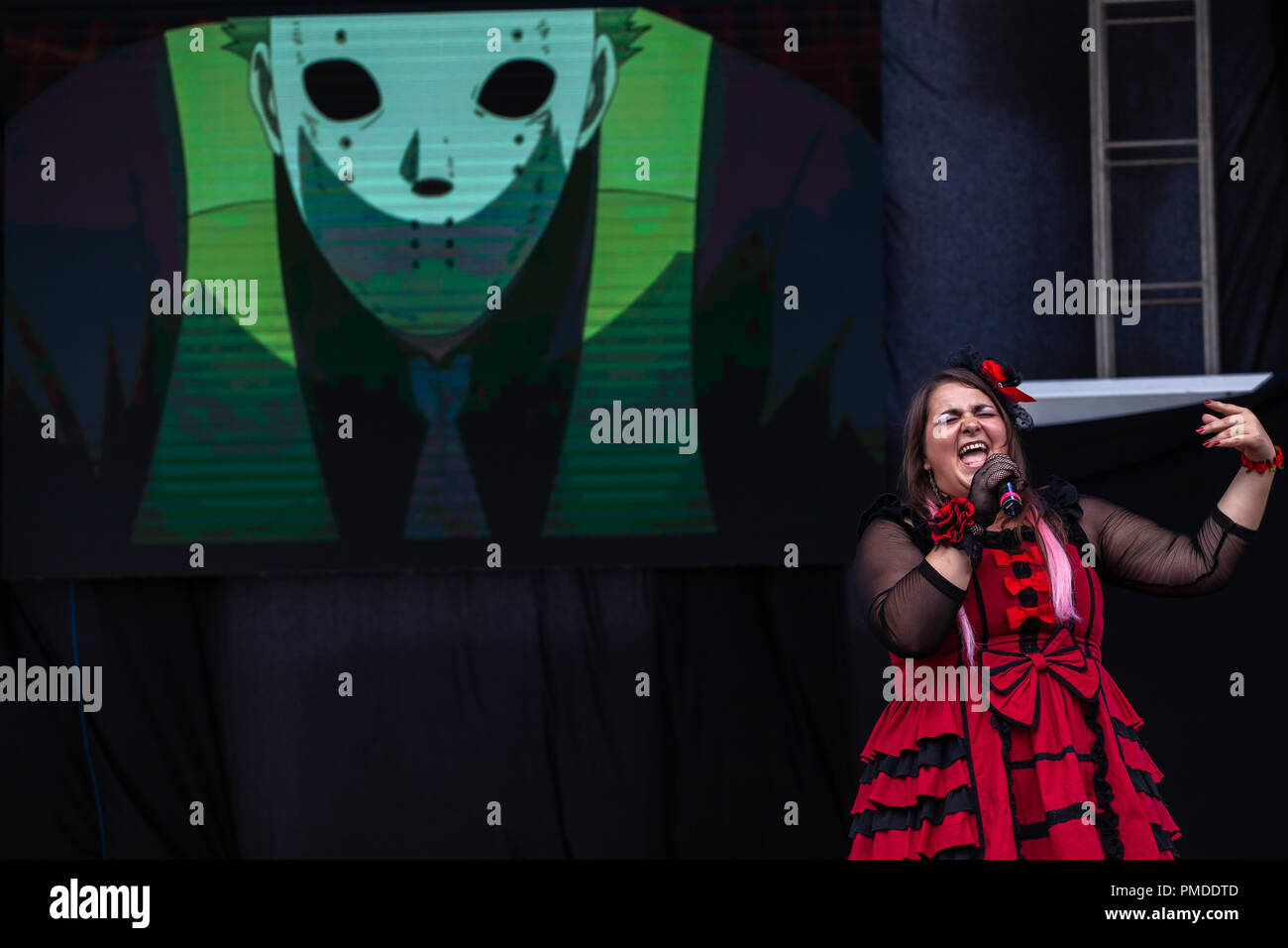 Sara Fadda esegue sul palco durante il fumetto di Palermo Convenzione di Palermo. Foto Stock