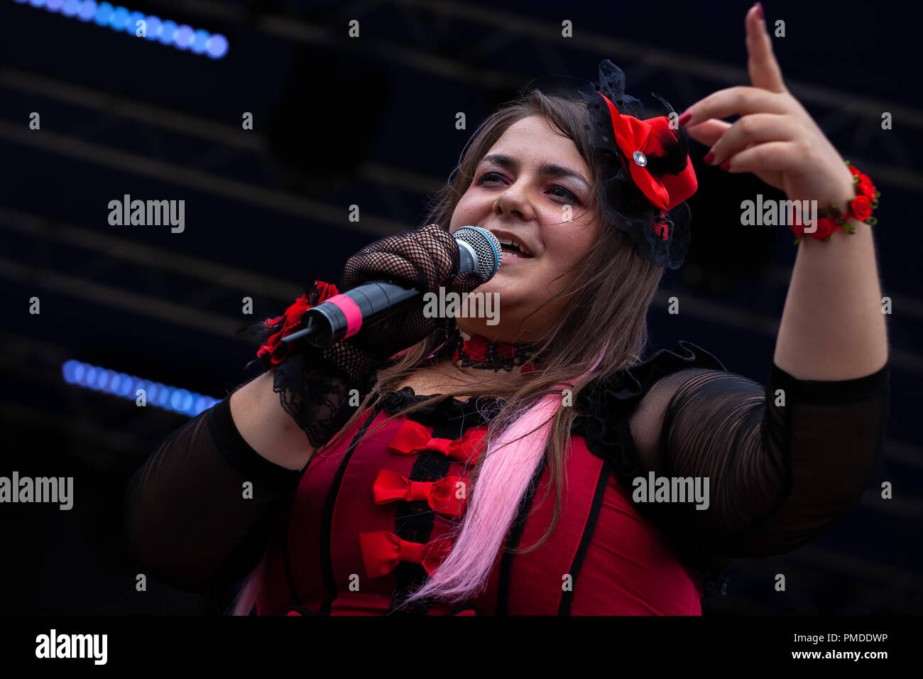 Sara Fadda esegue sul palco durante il fumetto di Palermo Convenzione di Palermo. Foto Stock