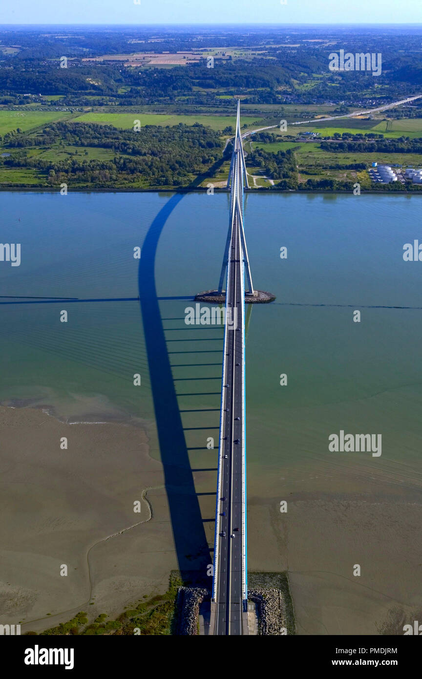 Il Ponte Normandia ('Pont de Normandie "), cavo-alloggiato un ponte stradale in tutta l'estuario del fiume Senna che collega Le Havre a Honfleur in Normandia. Foto Stock