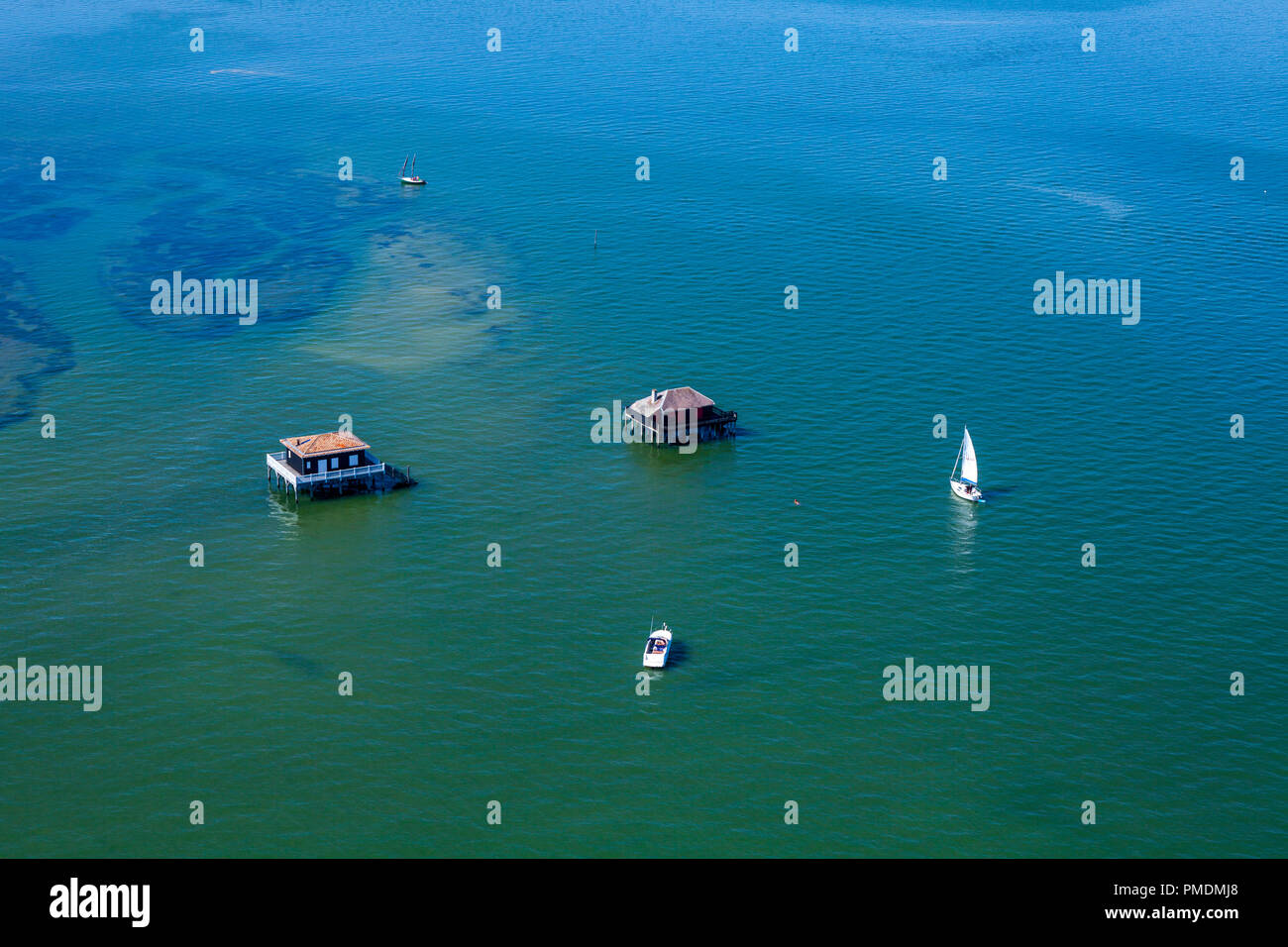 Baia di Arcachon: stazioni palafitticole su "l'Ile aux Oiseaux" (Bird's Island). Veduta aerea case e le imbarcazioni da diporto (non disponibile per la produzione di cartolina Foto Stock