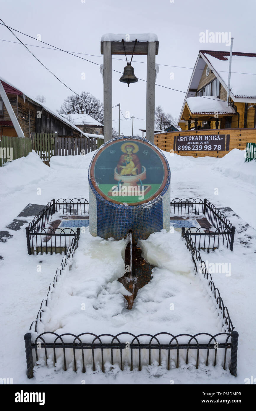 Villaggio Vyatskoye, Yaroslavl Regione, Russia - 17 Febbraio 2018: il Sacro Fonte dell Icona della Madre di Dio che dà la vita" a molla 17 Febbraio Foto Stock