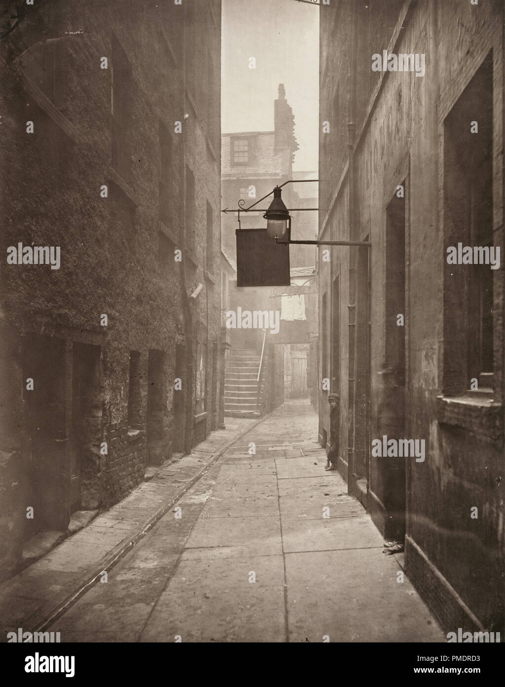 Chiudere n. 18 Saltmarket. Data/Periodo: 1868 - 1877. Stampa. Il carbonio. Altezza: 288 mm (11,33 in); larghezza: 227 mm (8,93 in). Autore: Thomas Annan. Foto Stock