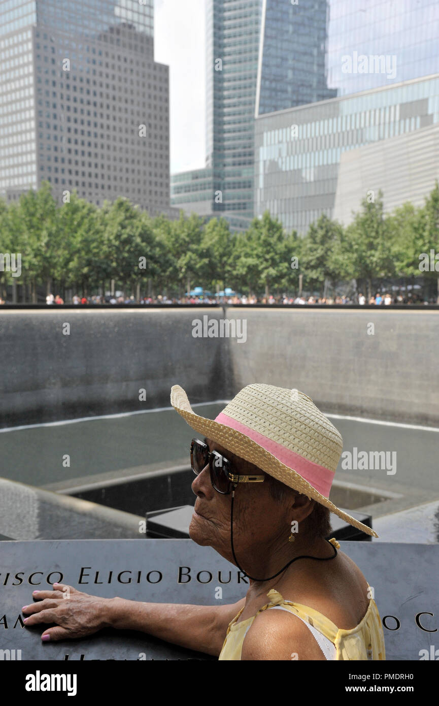 Donna anziana al 9/11 memorial Foto Stock