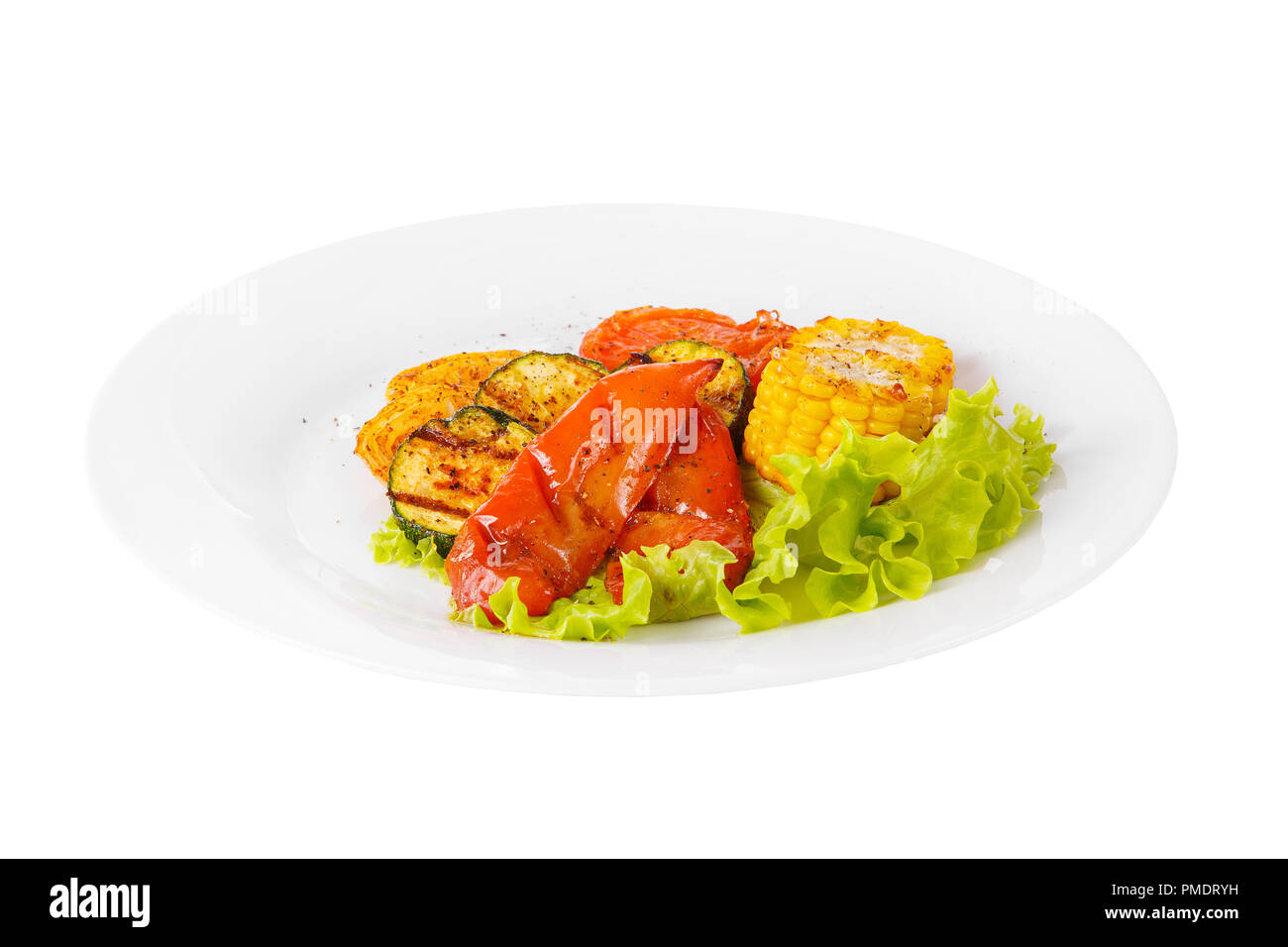 Verdure grigliate di tratto di contorno su una piastra bianca su sfondo isolato in vista laterale. Appetitoso piatto per il menu ristorante, bar, cafe Foto Stock
