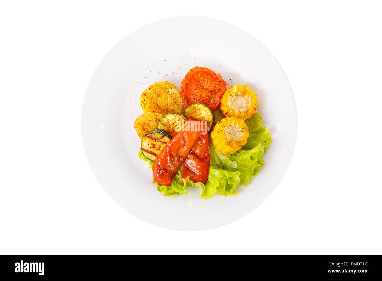 Verdure grigliate di tratto di contorno su una piastra bianca su sfondo isolato vista da sopra. Appetitoso piatto per il menu ristorante, bar, cafe Foto Stock