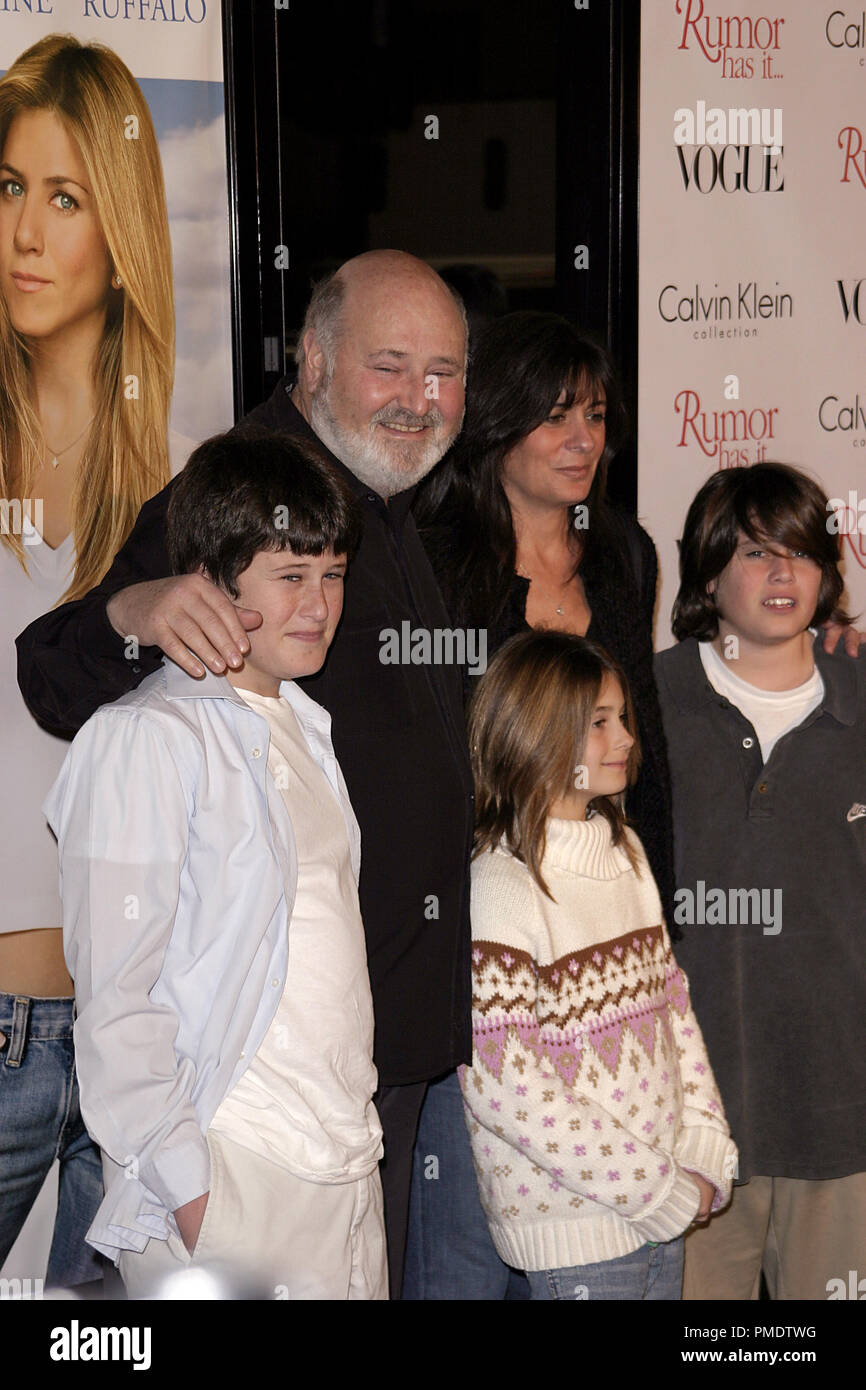 Rumor si ha . . . (Premiere) Rob Reiner, sua moglie Michele cantante e i loro tre figli 12-15-2005 / Grauman's Chinese Theater / Hollywood, CA / Warner Brothers / Foto di Giuseppe Martinez - Tutti i diritti riservati Riferimento File # 22570 0013PLX per solo uso editoriale - Foto Stock
