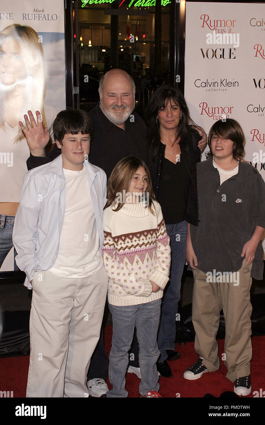 "Rumor si ha . . . ' (Premiere) Rob Reiner, sua moglie Michele cantante e i loro tre figli 12-15-2005 / Grauman's Chinese Theater / Hollywood, CA / Warner Brothers / Foto di Giuseppe Martinez - Tutti i diritti riservati Riferimento File # 22570 0014PLX per solo uso editoriale - Foto Stock