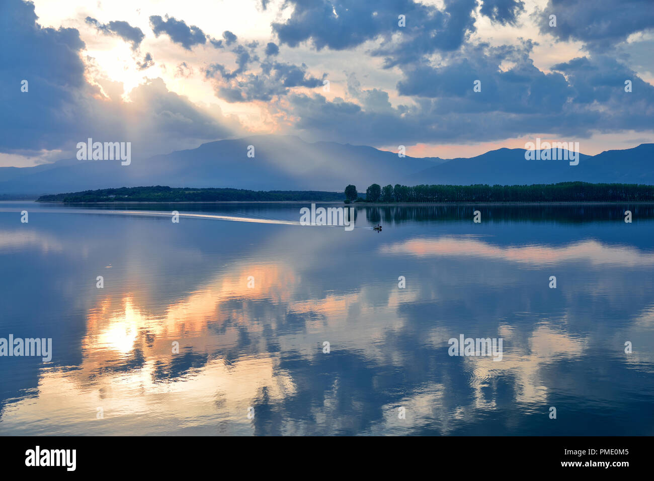 Incredibilmente bellissimo tramonto.Sun, sky,lago.Il tramonto o l'alba paesaggio, panorama della splendida natura. Sky con sorprendente le nuvole colorate. Acqua .Creative Foto Stock