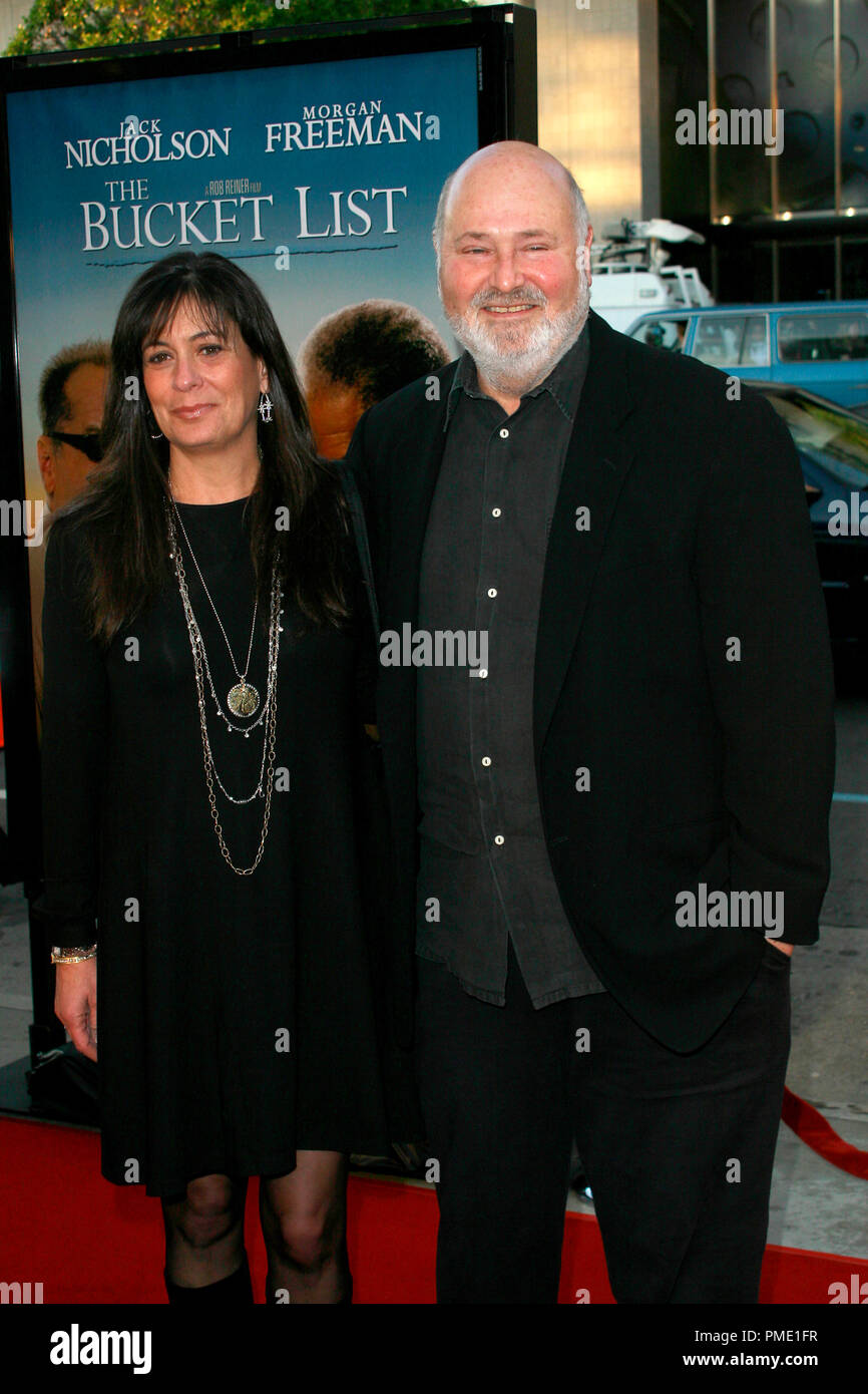 "La lista della benna' Premiere Direttore Rob Reiner e la moglie di Michele cantante 12-16-2007 / Glossari Affini plafoniera / Hollywood, CA / Warner Brothers / Foto di Giuseppe Martinez Riferimento File # 23298 0009PLX per solo uso editoriale - Tutti i diritti riservati Foto Stock