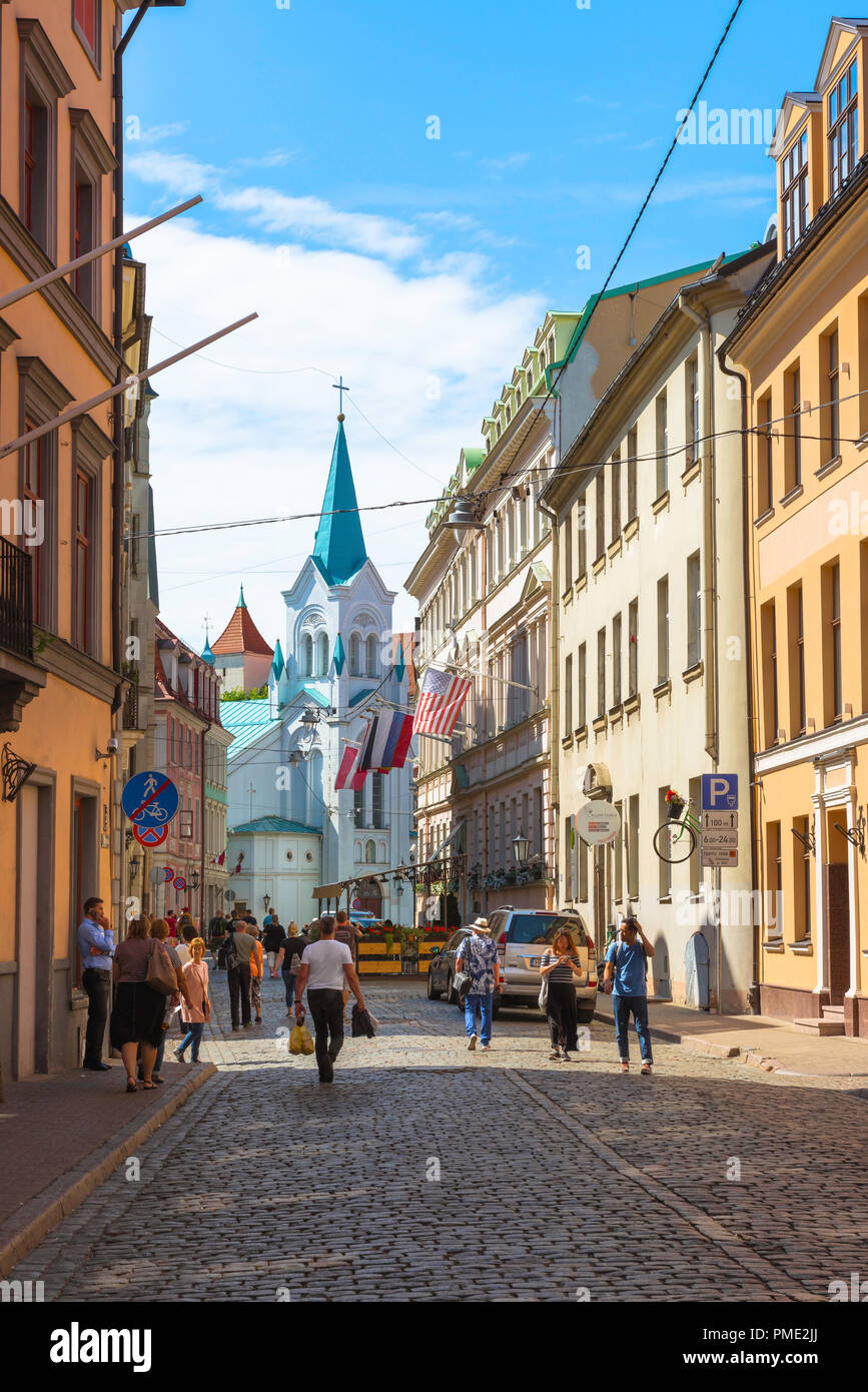 Riga Lettonia città vecchia, vista lungo la via Pils Iela verso la colorata Chiesa cattolica nostra Signora dei dolori, nel centro della storica riga vecchia, Lettonia. Foto Stock