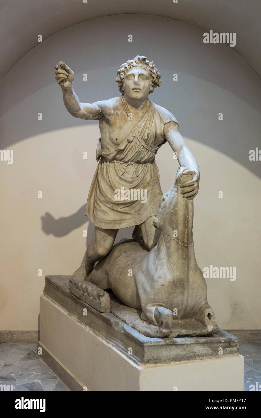 Roma. L'Italia. Mitra circa di uccidere il toro, I secolo d.c. Scultura romana, dal mitreo delle Terme di Mitra (1939). Ostia Antica. Museo Foto Stock