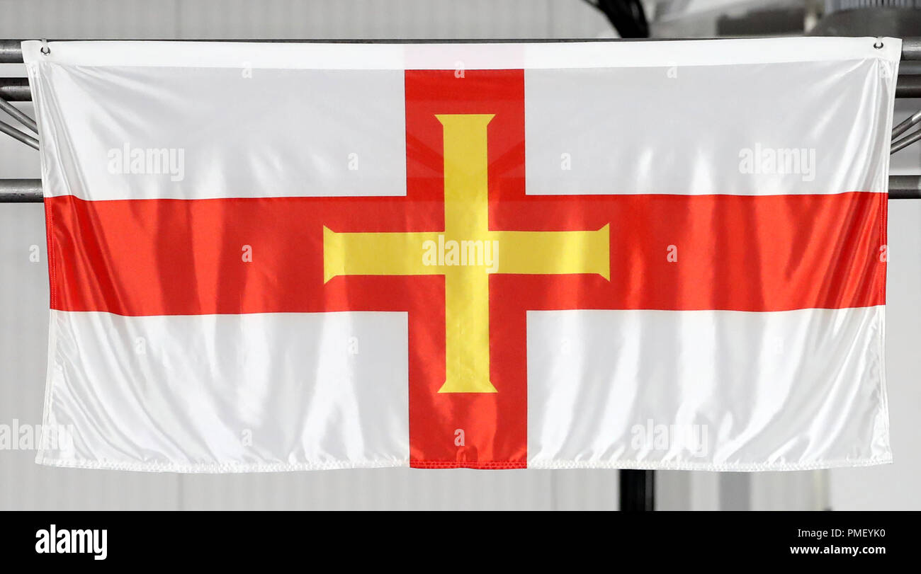 Una vista generale della bandiera di Guernsey al Carrara Stadium durante il giorno sette del 2018 Giochi del Commonwealth in Gold Coast, Australia. Stampa foto di associazione. Picture Data: mercoledì 11 aprile, 2018. Vedere PA storia ATLETICA DEL COMMONWEALTH. Foto di credito dovrebbe leggere: Danny Lawson/filo PA. Restrizioni: solo uso editoriale. Uso non commerciale. Nessun video emulazione. Foto Stock