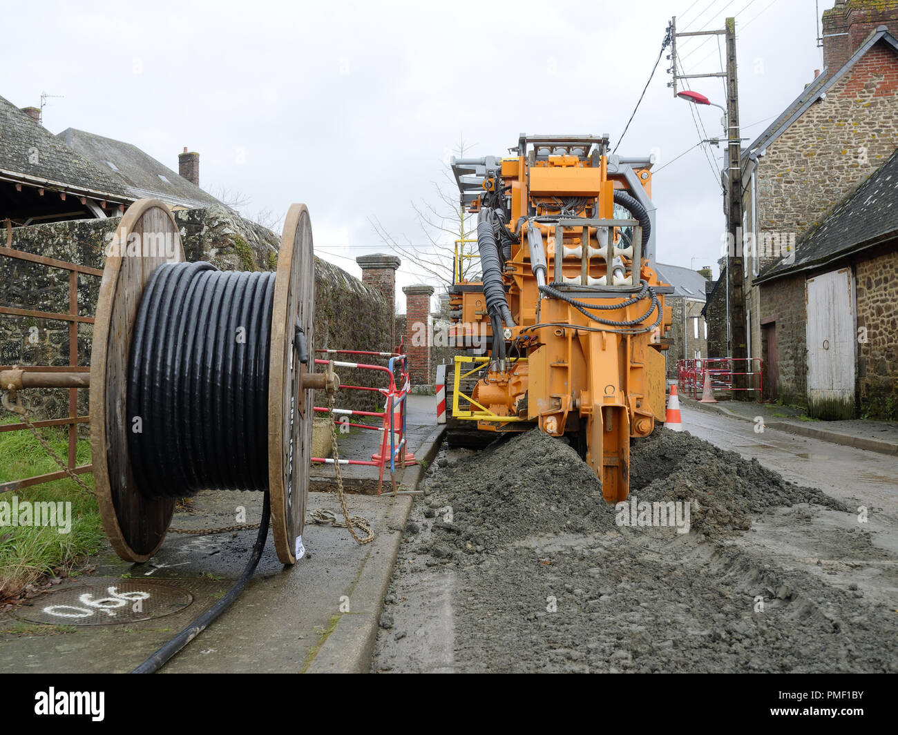 Tagliatutto per aprire i pavimenti, macchina per opere pubbliche per le strade, reti di seppellimento (Mayenne, Pays de la Loire, Francia). Foto Stock