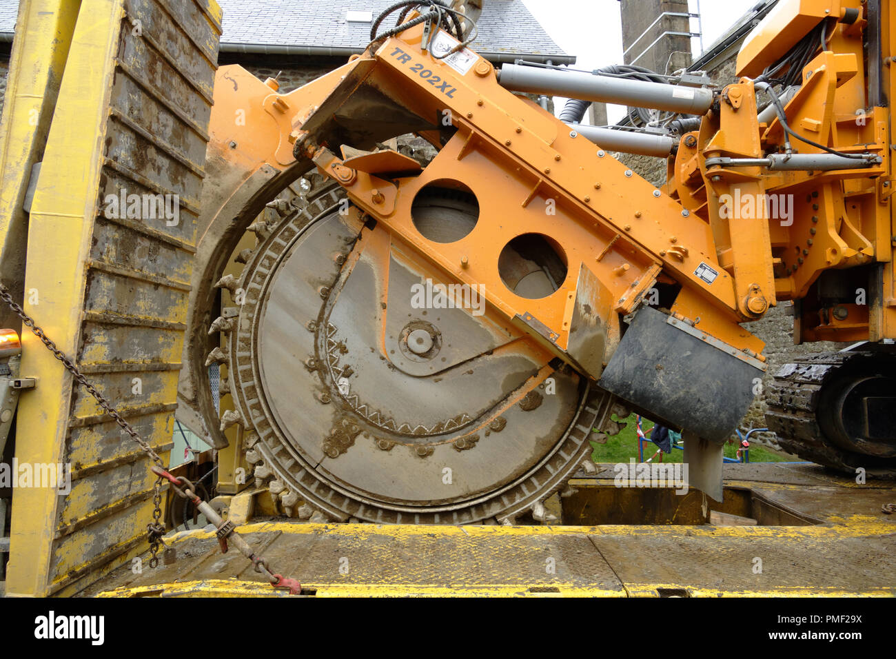 Tagliatutto per aprire i pavimenti, macchina per opere pubbliche per le strade, reti di seppellimento (Mayenne, Pays de la Loire, Francia). Foto Stock