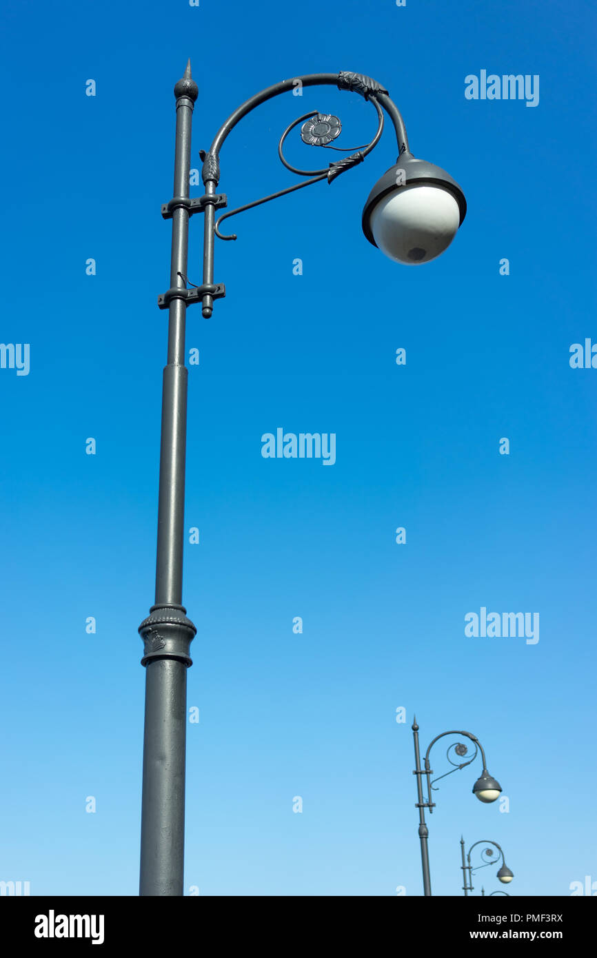 Un decorato lampione, cielo blu in background. per la progettazione e la messa in rete Foto Stock