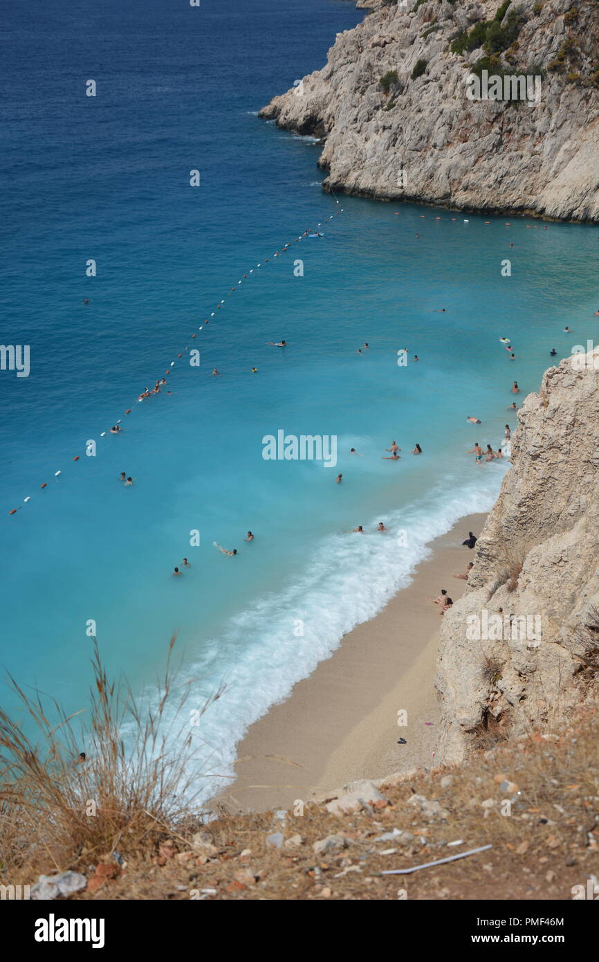 ANTALYA, Turchia - 1 Settembre 2018: persone per nuotare in spiaggia di Kaputas in una giornata di sole Foto Stock