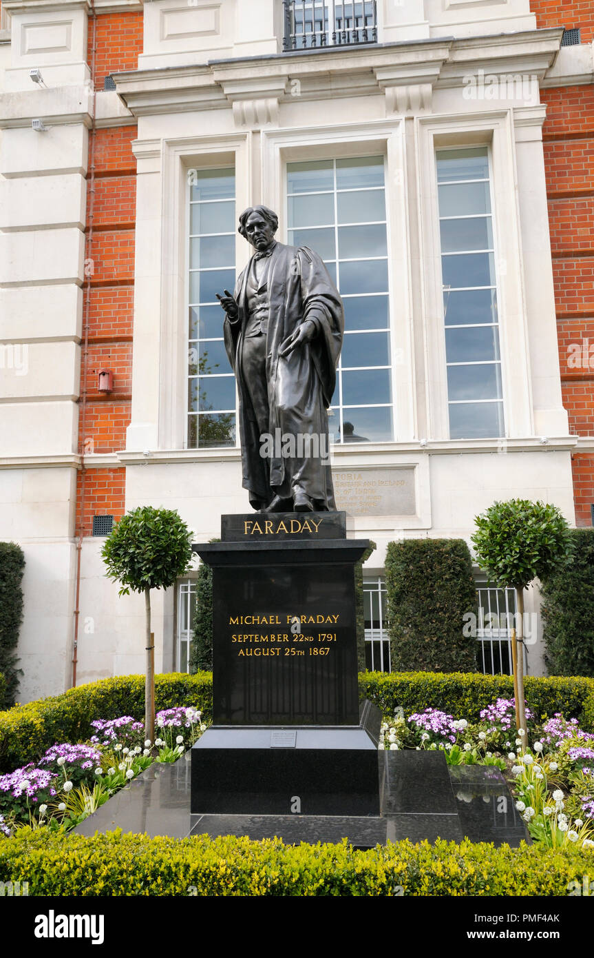 Michael Faraday statua al di fuori dell'istituzione di ingegneria e tecnologia di Savoy Place, London, England, Regno Unito Foto Stock