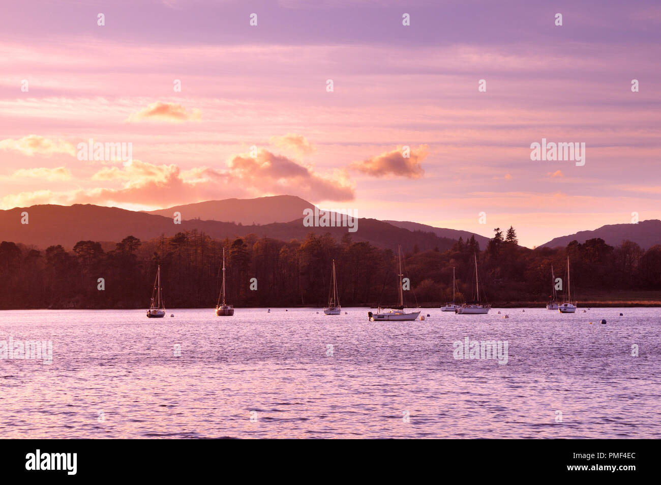 Lago di Windermere al tramonto, Bowness on Windermere, Lake District, Cumbria, England, Regno Unito Foto Stock