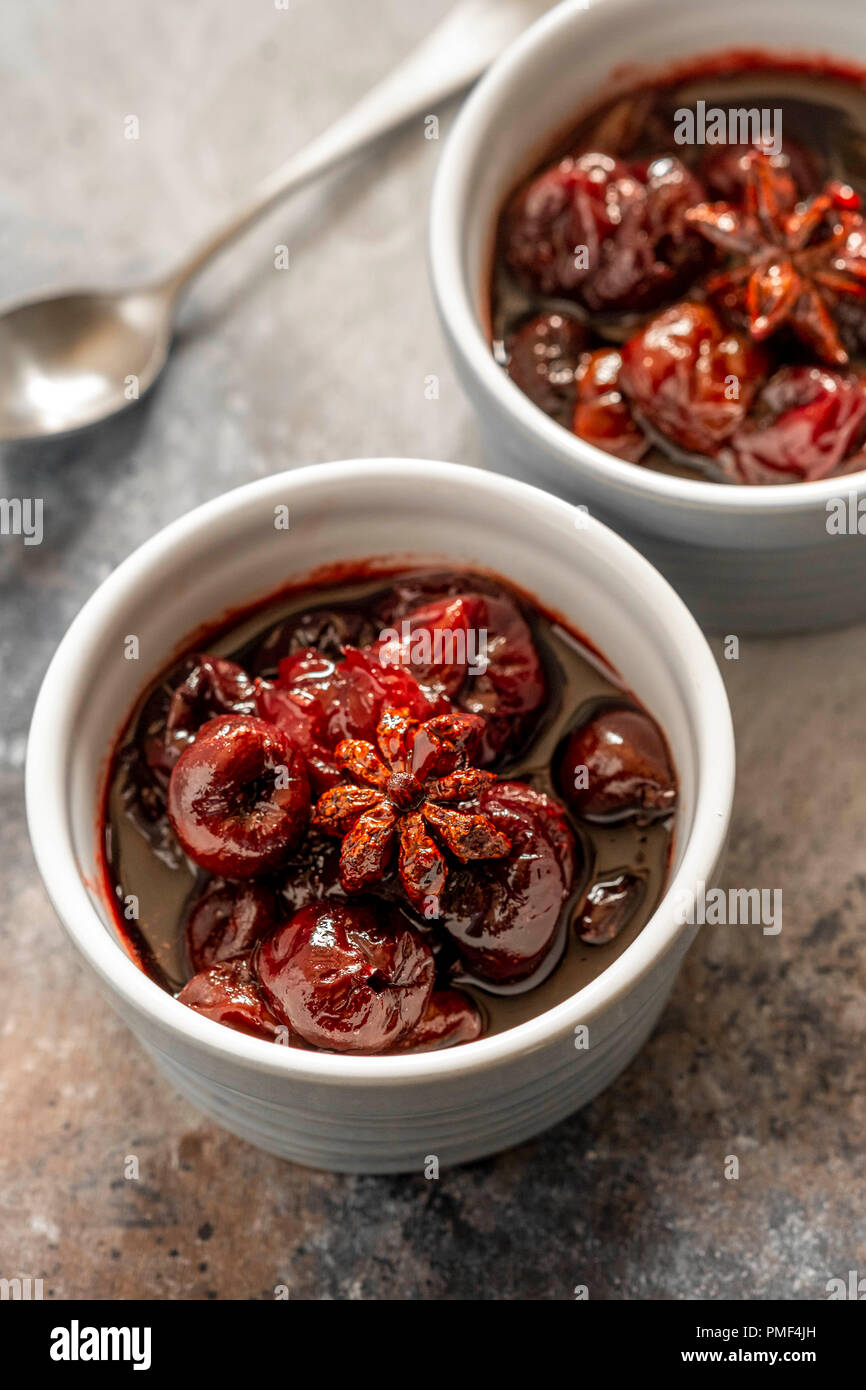 Le ciliegie bollito con anice stellato Foto Stock