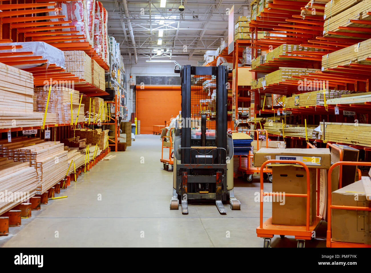 Materiali di costruzione magazzino, logistica concetto, costruzione di case, caricatore Foto Stock