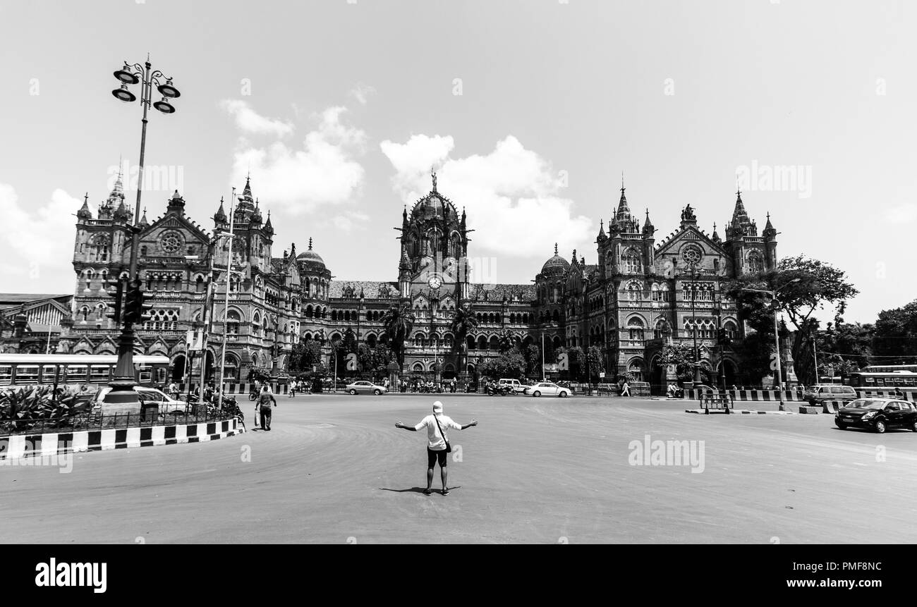 Chhatrapati Shivaji Maharaj Terminus a Mumbai, precedentemente conosciuto come Victoria Terminus, è una stazione ferroviaria storica e un sito patrimonio dell'umanità dell'UNESCO. Foto Stock
