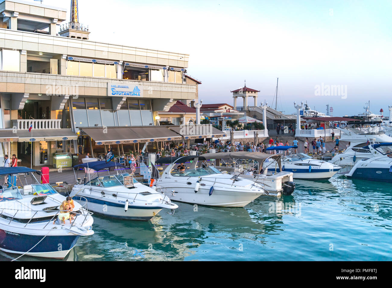 Sochi, Russia-June 14, 2018: il trasporto via mare nel porto della città balneare della Regione Krasnodar. Foto Stock