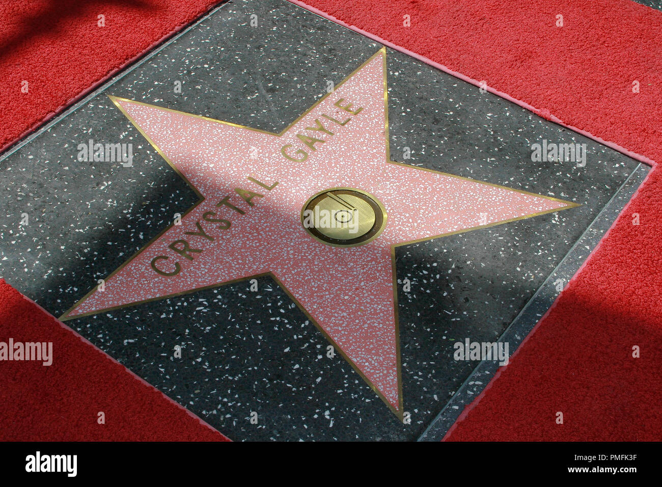 Crystal Gayle la stella sulla Hollywood Walk of Fame su Vine Street vicino a Sunset Boulevard a Hollywood, CA, 2 ottobre 2009. Foto di Picturelux Riferimento File # 30082 31PLX per solo uso editoriale - Tutti i diritti riservati Foto Stock