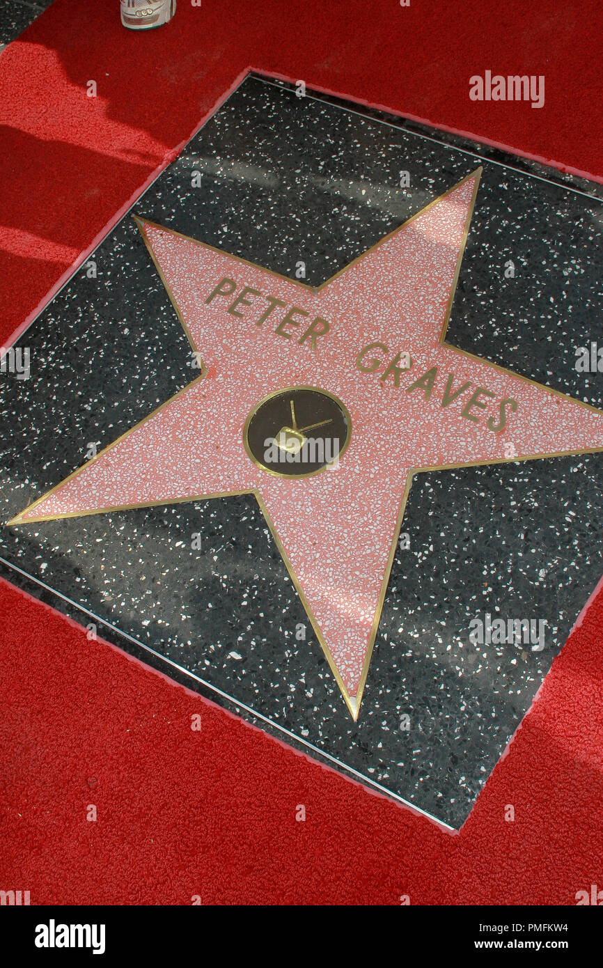 Peter Graves' numero di stelle 2,391sulla Hollywood Walk of Fame sulla Hollywood Blvd. in Hollywood, CA, 30 ottobre 2009. Foto di Picturelux Riferimento File # 30094 15PLX per solo uso editoriale - Tutti i diritti riservati Foto Stock