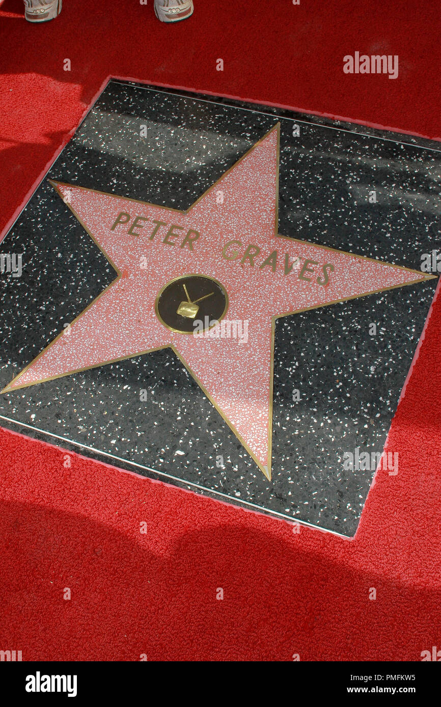 Peter Graves' numero di stelle 2,391sulla Hollywood Walk of Fame sulla Hollywood Blvd. in Hollywood, CA, 30 ottobre 2009. Foto di Picturelux Riferimento File # 30094 16PLX per solo uso editoriale - Tutti i diritti riservati Foto Stock