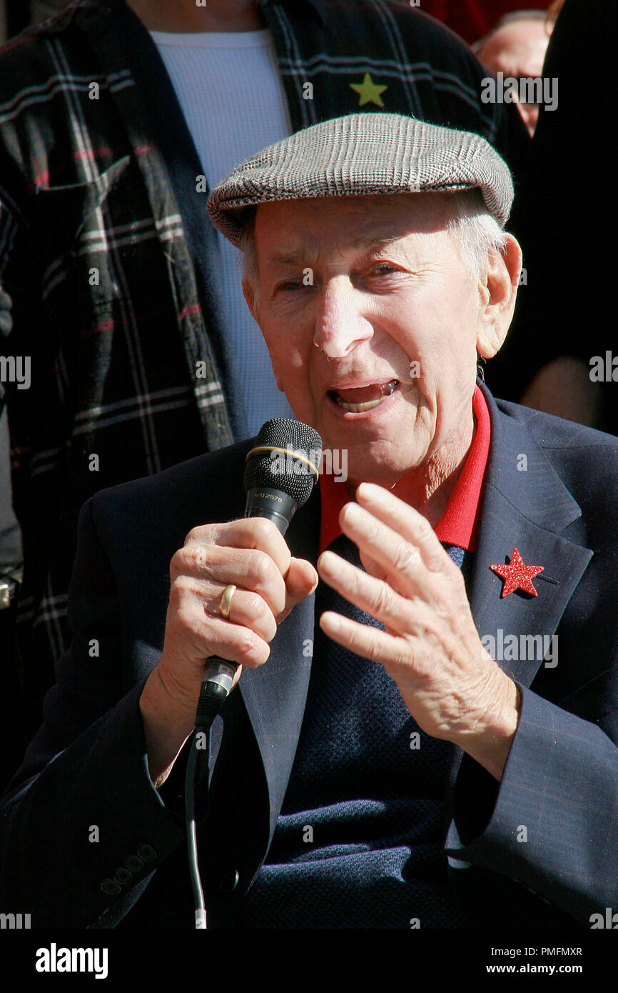 Jack Klugman all'Hollywood Camera di Commercio cerimonia in onore di John Stamos con il 2,393rd stella sulla Hollywood Walk of Fame sulla Hollywood Blvd. in Hollywood, CA, 16 novembre 2009. Foto di Picturelux Riferimento File # 30102 42PLX per solo uso editoriale - Tutti i diritti riservati Foto Stock