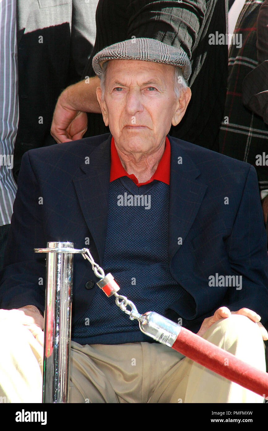 Jack Klugman all'Hollywood Camera di Commercio cerimonia in onore di John Stamos con il 2,393rd stella sulla Hollywood Walk of Fame sulla Hollywood Blvd. in Hollywood, CA, 16 novembre 2009. Foto di Picturelux Riferimento File # 30102 43PLX per solo uso editoriale - Tutti i diritti riservati Foto Stock