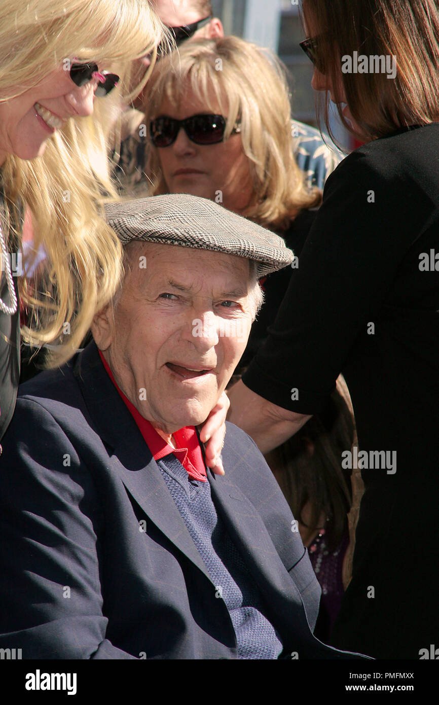 Jack Klugman all'Hollywood Camera di Commercio cerimonia in onore di John Stamos con il 2,393rd stella sulla Hollywood Walk of Fame sulla Hollywood Blvd. in Hollywood, CA, 16 novembre 2009. Foto di Picturelux Riferimento File # 30102 44PLX per solo uso editoriale - Tutti i diritti riservati Foto Stock
