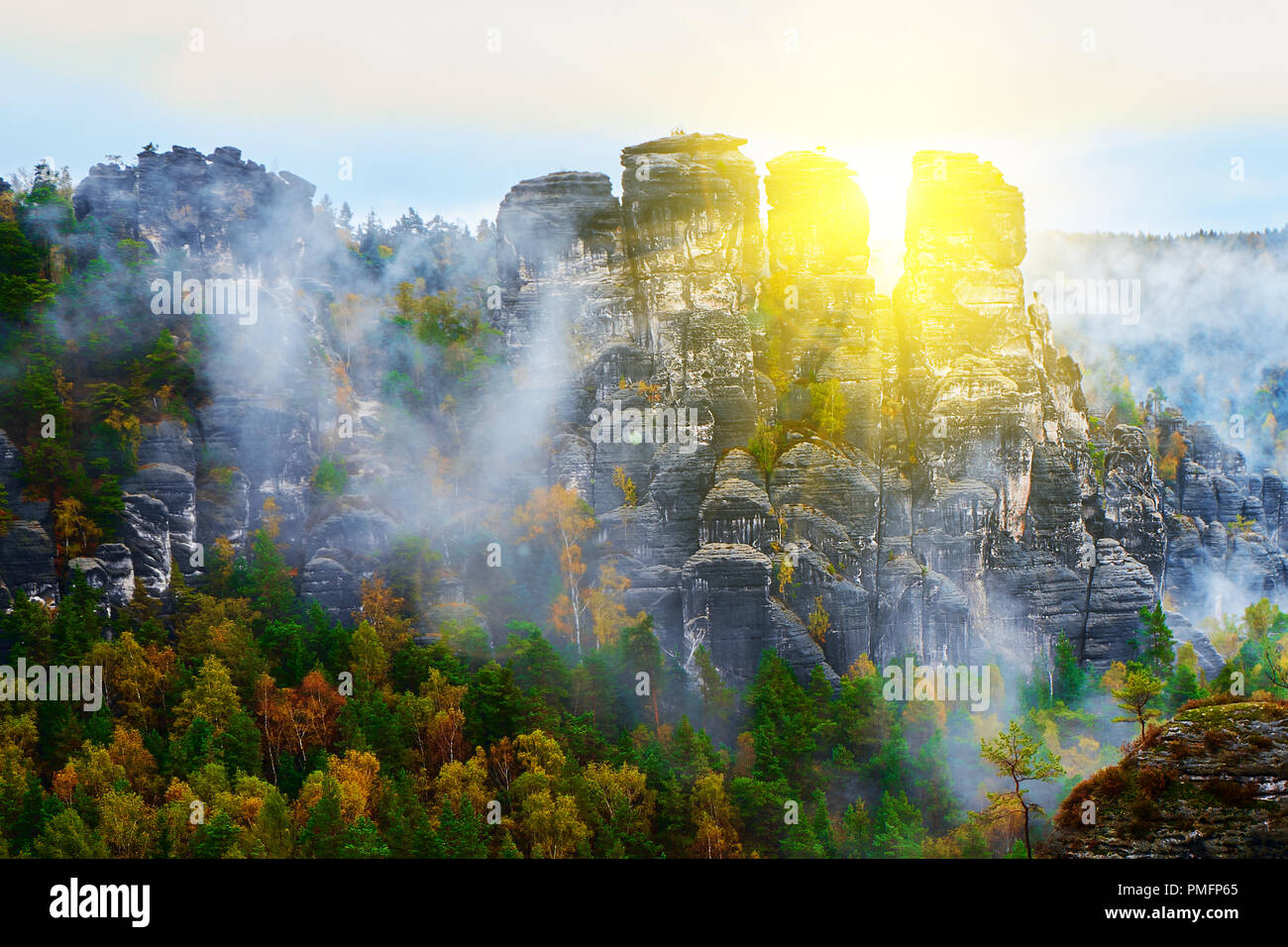 Sunrise Oltre Le Montagne Vicino Al Ponte Di Bastei Nel