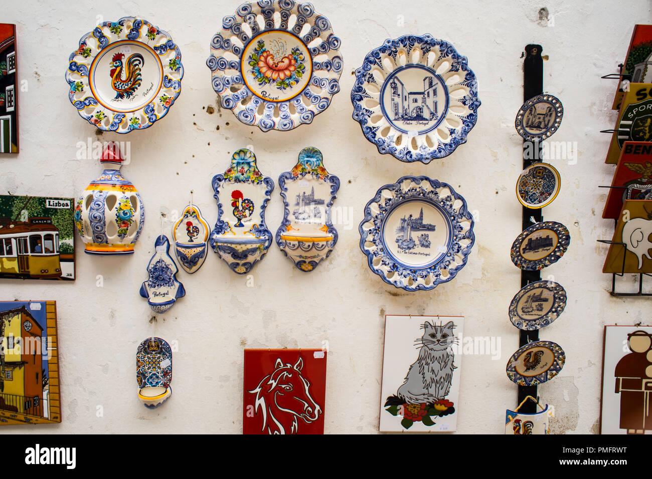 Ceramiche tradizionali della città medievale di Óbidos, Portogallo, Europa. Foto Stock