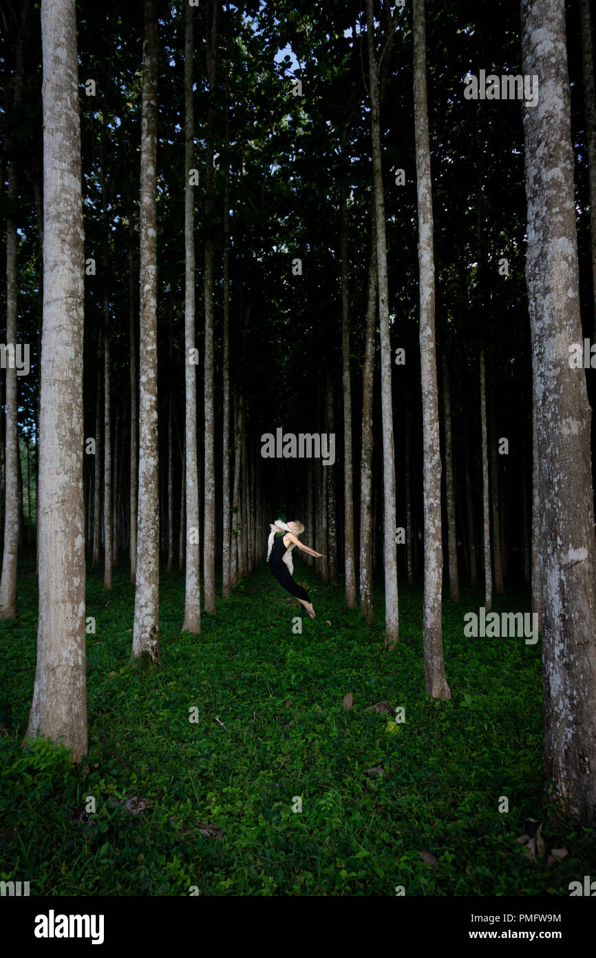 Carefree woman dancing attraverso la foresta Foto Stock