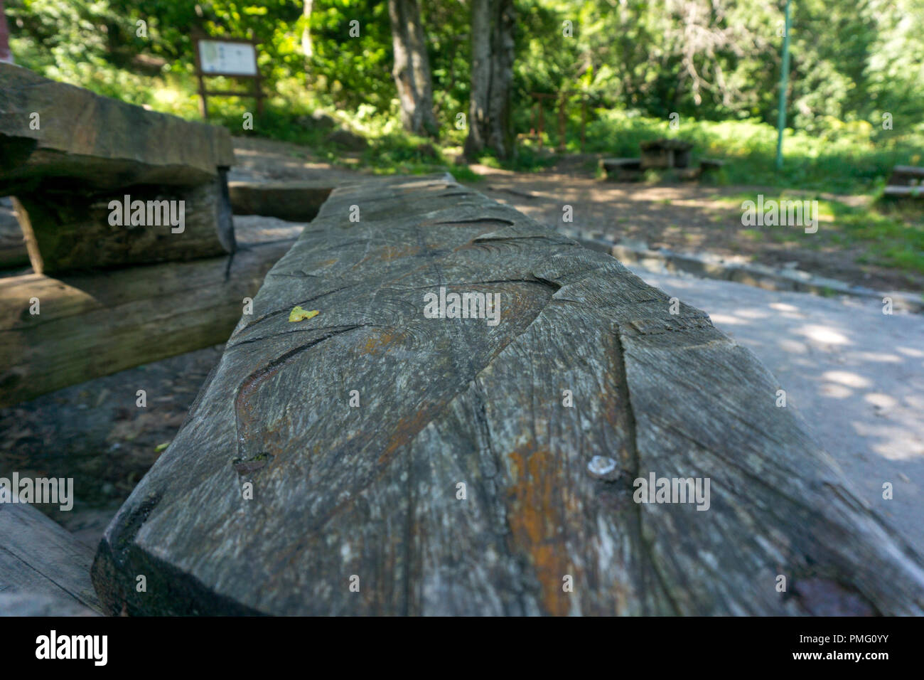 Panca in legno in montagna Foto Stock