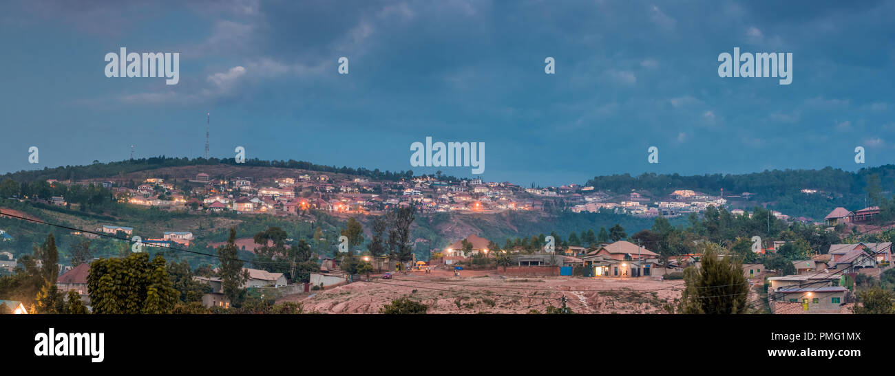 Vista dell'orizzonte collinare in Nyamirambo, una parte di periferiche di Kigali, Ruanda Foto Stock