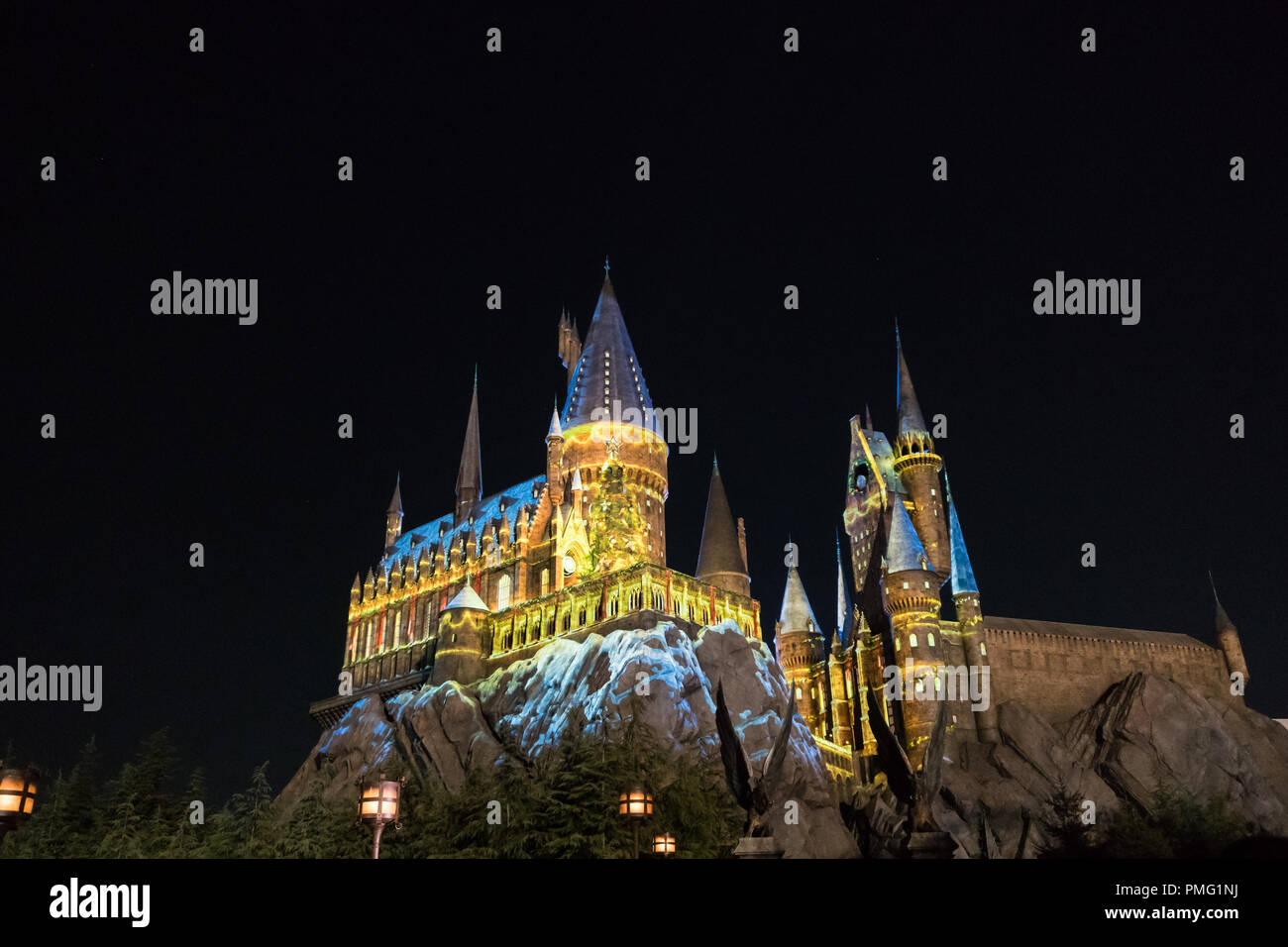 Osaka, Giappone - 24 Nov 2017: il castello di Hogwarts nel mondo di Wizarding di Harry Potter in zona Universal Studios Japan (USJ). Universal Studios Japan è Foto Stock