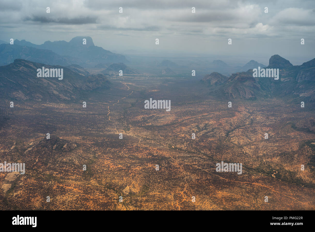 Una veduta aerea di deserto arido terre e montagne frastagliate sul bordo delle aree scarsamente abitate deserto Kaisut nel nord del Kenya Foto Stock