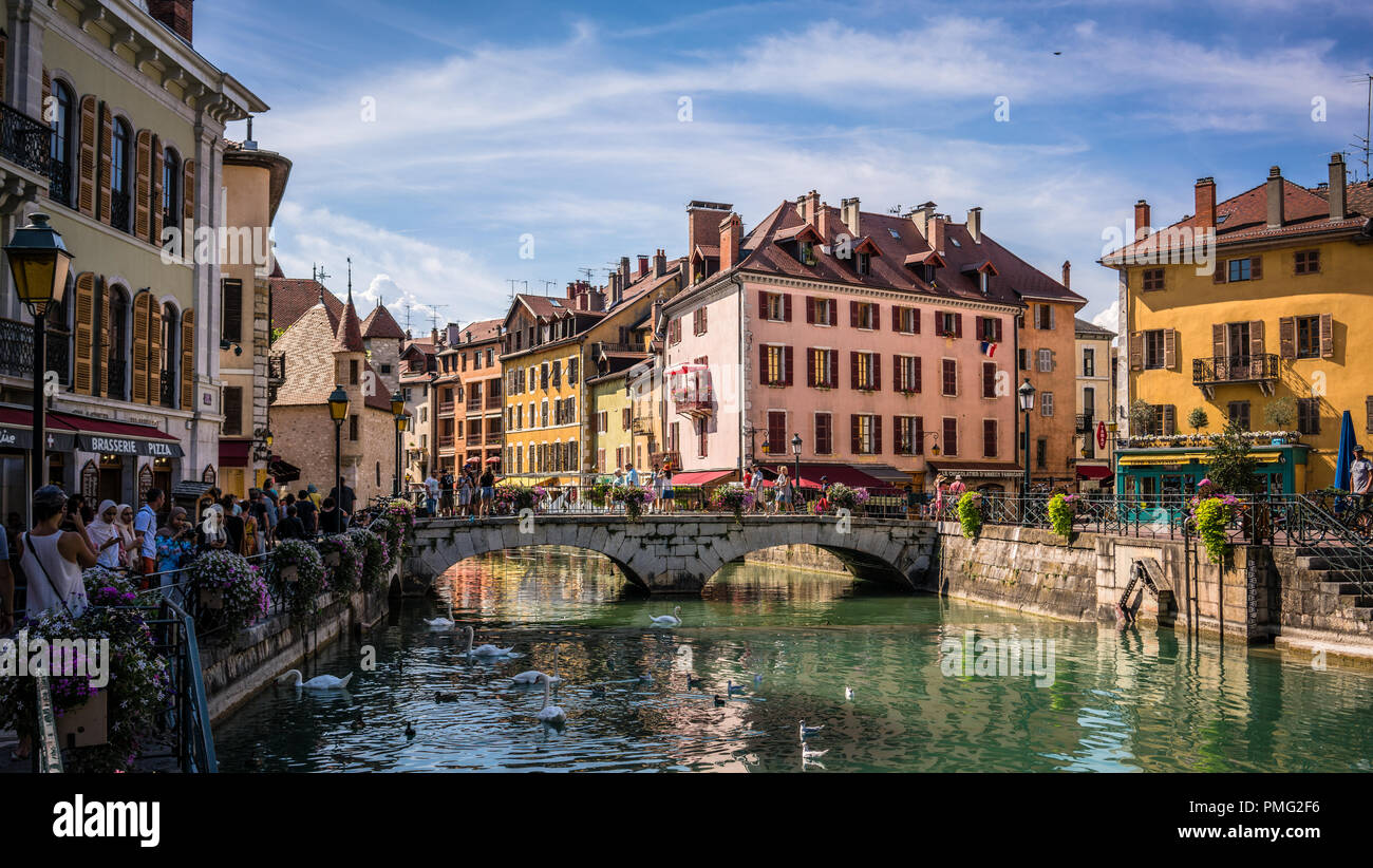 Il 7 agosto 2018, Annecy Francia : Annecy cityscape Thiou in montagna con vista sul fiume ponte e il Palais de l'isle in bakcground Foto Stock