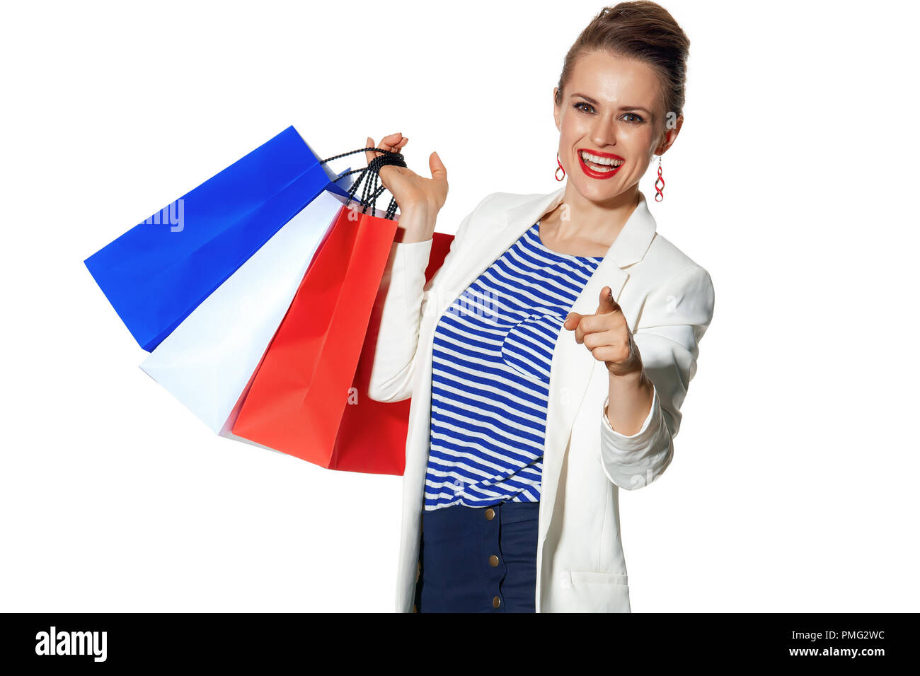 Lo Shopping di lusso. Il modo francese. Sorridendo moderna moda-monger in camicia bianca isolata su sfondo bianco con le borse della spesa nel colore a Foto Stock
